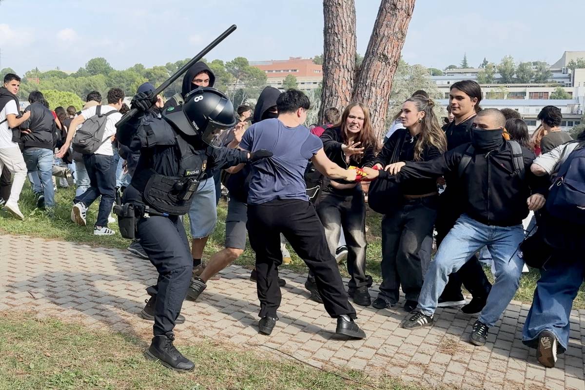Protesta estudiantil multitudinària a la UAB contra l’agitador ultra Vito Quiles: «S’ha de confrontar la propaganda d’extrema dreta»