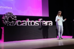 Un taller per a gent gran per evitar estafes virtuals inaugura la Catosfera