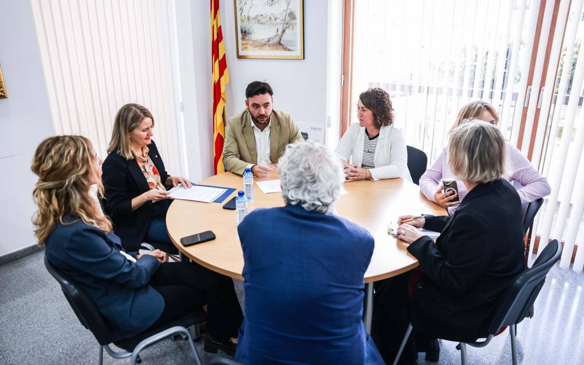 La consellera Martínez Bravo aborda amb l'Ajuntament de Sallent noves necessitats socials