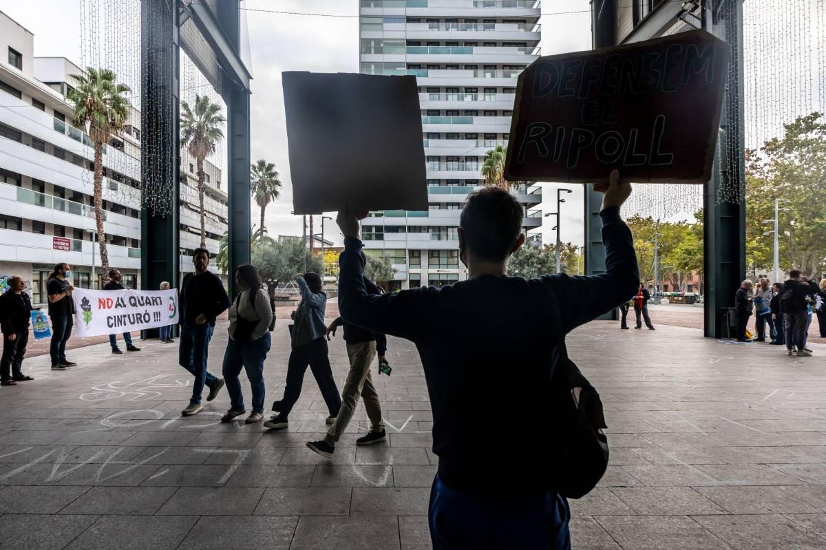 Una vintena de manifestants a la porta de Fira Sabadell - Juanma Peláez Una vintena de manifestants a la porta de Fira Sabadell