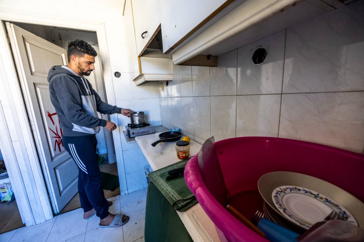 Persones que ocupen la caserna de la Guàrdia Civil de Sabadell - JUANMA PELÁEZ Persones que ocupen la caserna de la Guàrdia Civil de Sabadell