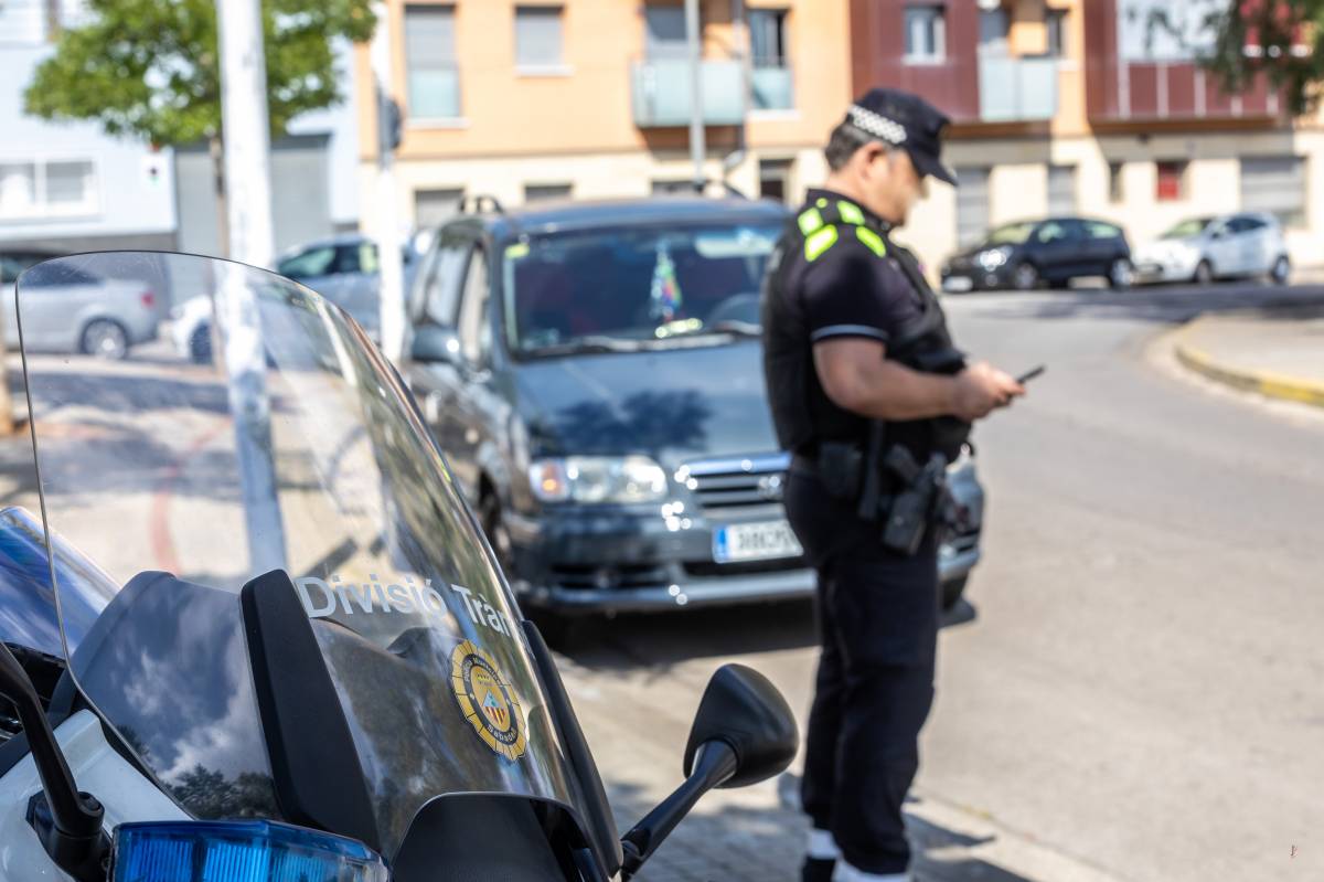 128 denúncies de Trànsit en una setmana a Sabadell per distraccions al volant