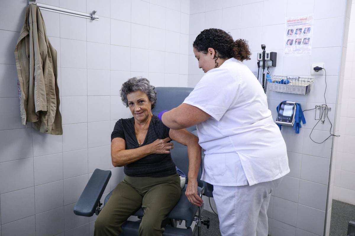 Els majors de 60 anys, cridats a vacunar-se de la grip i la covid als CAP