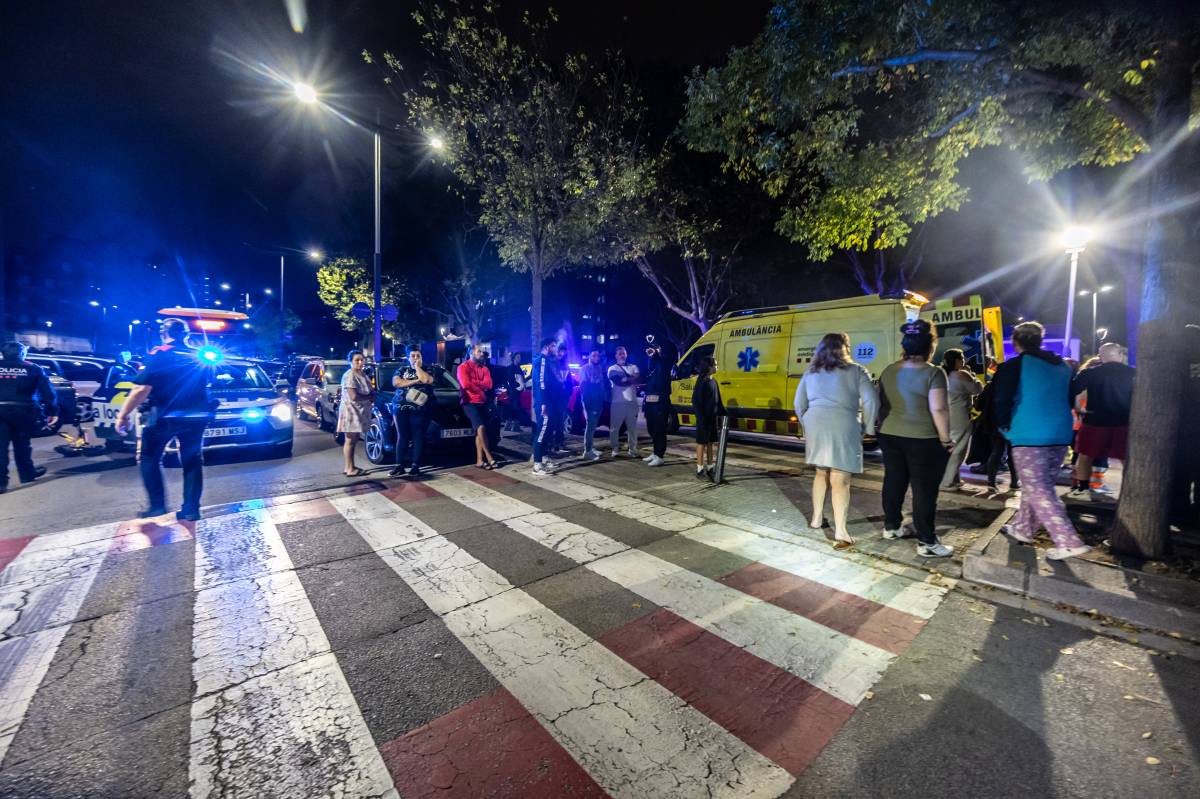 Els bombers i el SEM ajudant a la víctima - Juanma Peláez