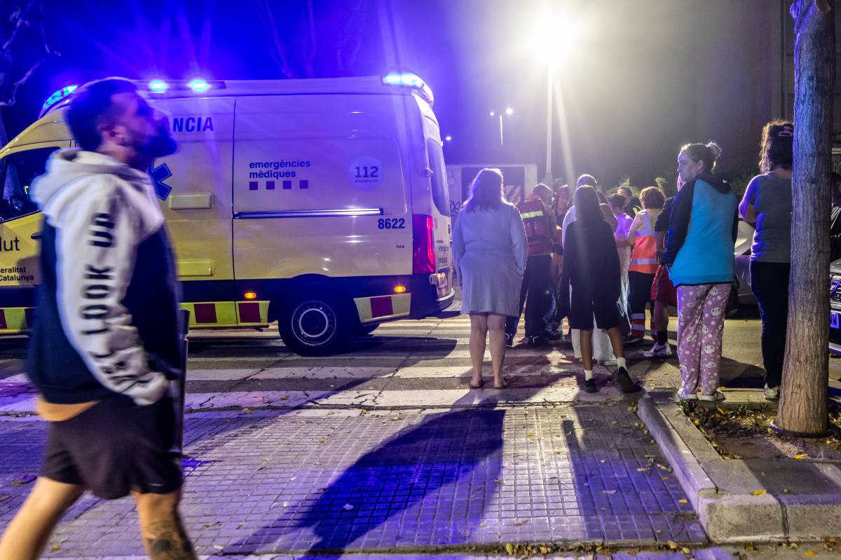 Els bombers i el SEM ajudant a la víctima - Juanma Peláez