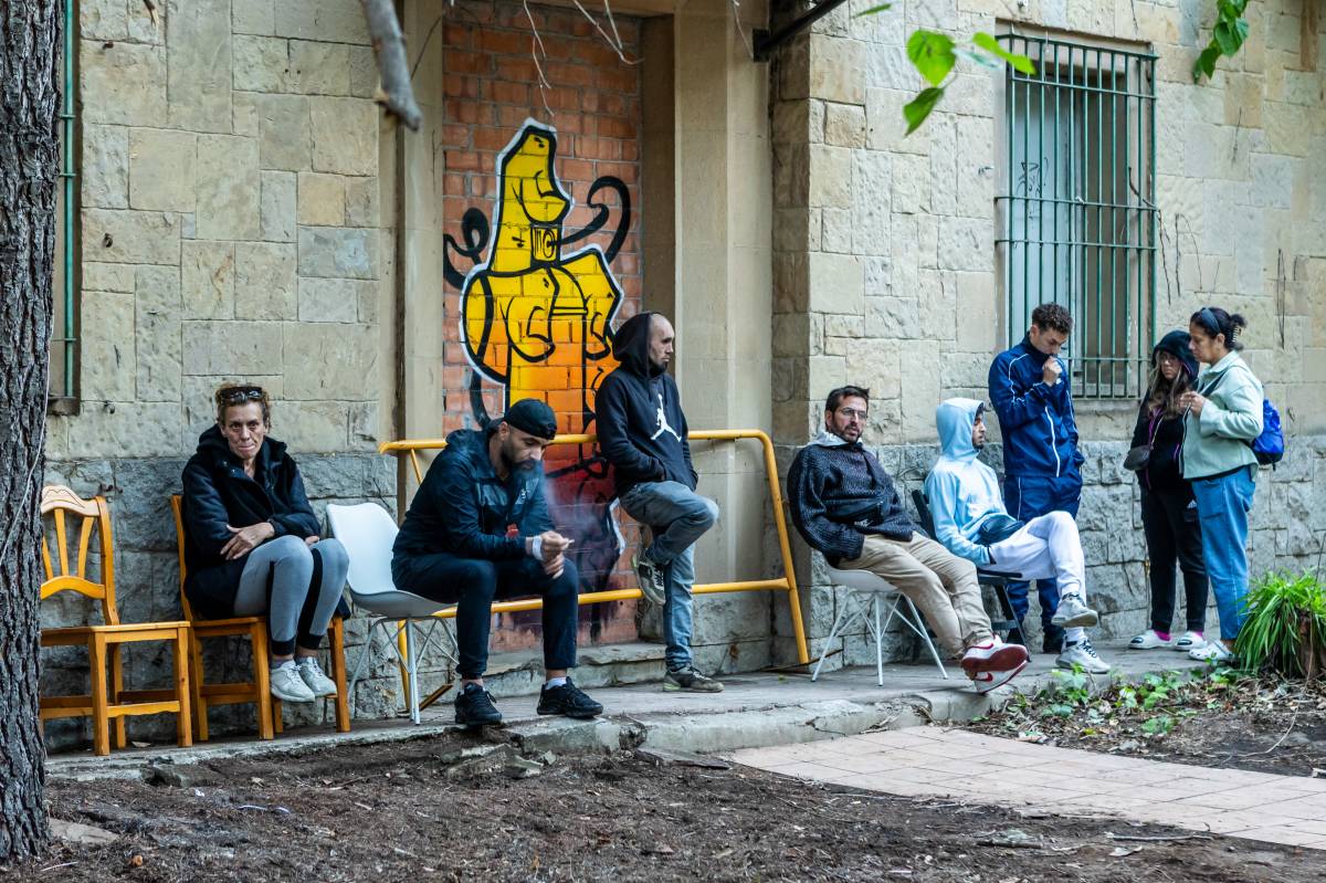 Persones que ocupen la caserna de la Guàrdia Civil - JUANMA PELÁEZ Persones que ocupen la caserna de la Guàrdia Civil