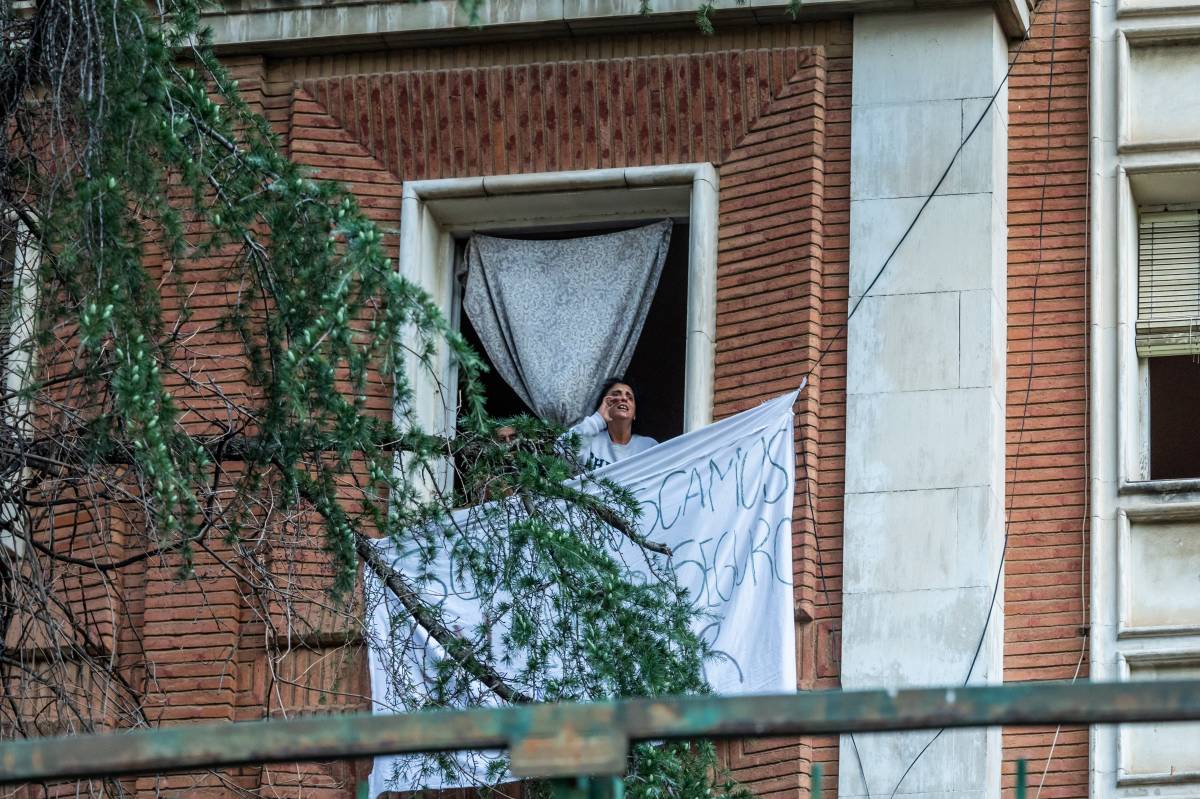 Persones que ocupen la caserna de la Guàrdia Civil - JUANMA PELÁEZ Persones que ocupen la caserna de la Guàrdia Civil