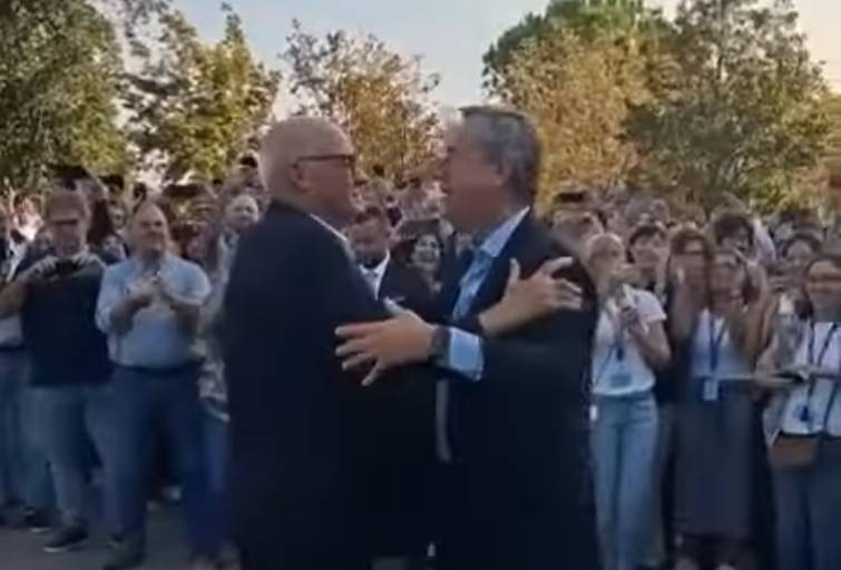 VÍDEO | Oliu, aclamat pels treballadors del Banc Sabadell en la seva arribada a Sant Cugat: 