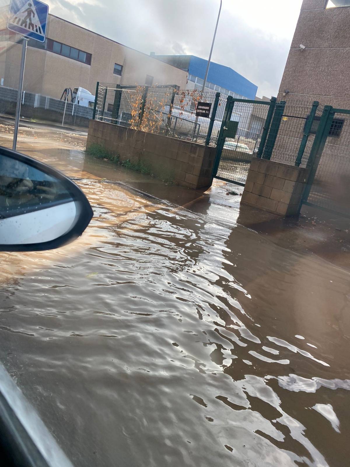 VÍDEO | Inundacions a Castellar per una forta tromba d'aigua que ha col·lapsat la carretera