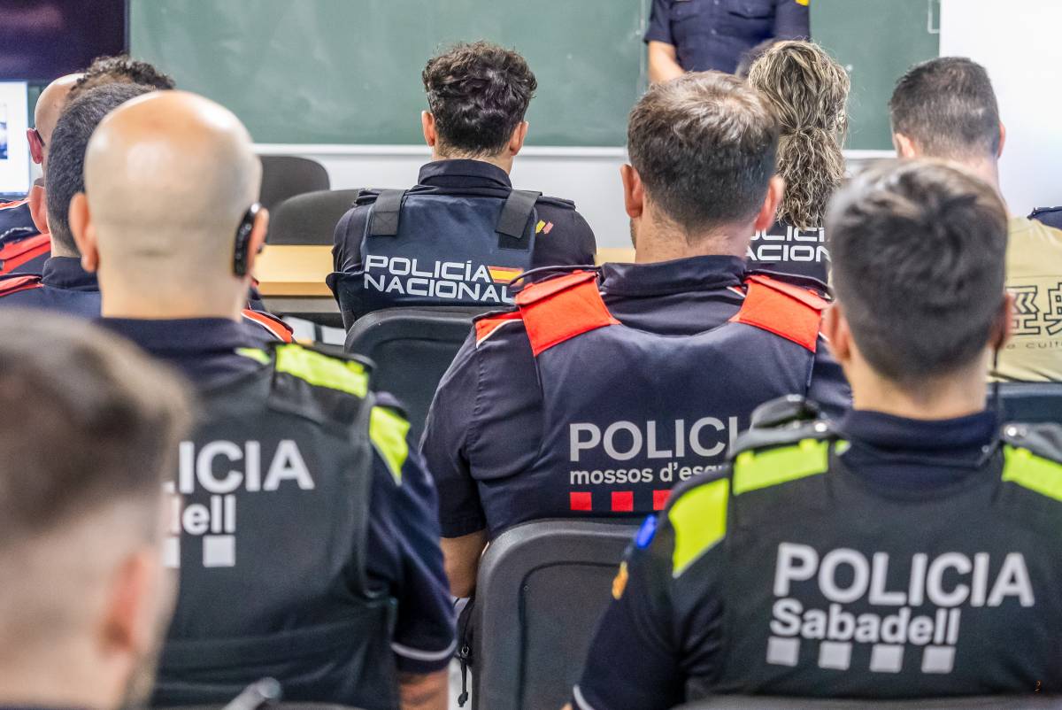 Mossos d’Esquadra, Policia Municipal i Policia Nacional durant el brífing - Juanma Peláez Mossos d’Esquadra, Policia Municipal i Policia Nacional durant el brífing