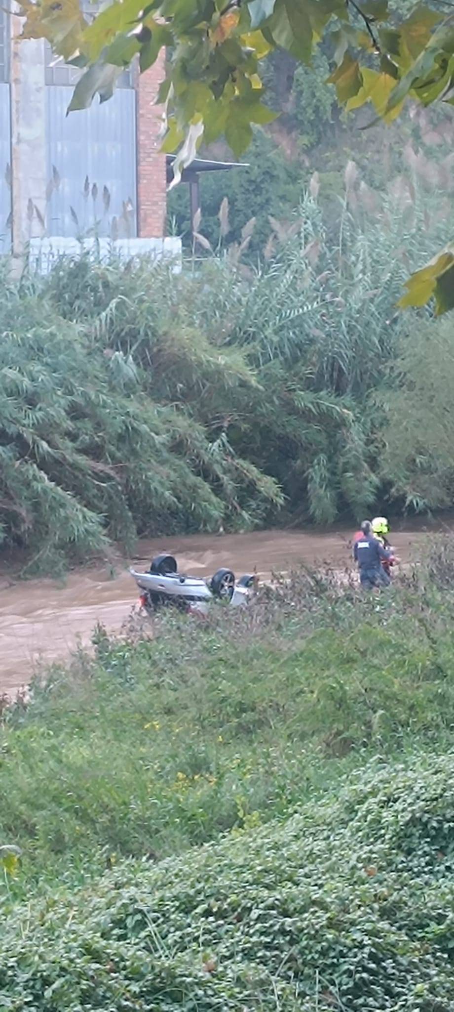 Localitzen un vehicle bolcat al riu Ripoll, a Sabadell