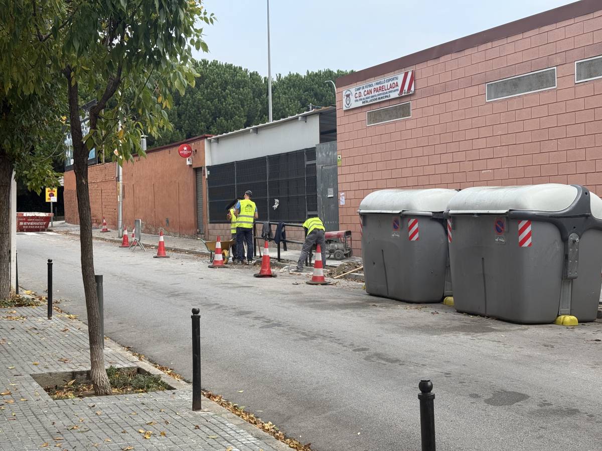 Obres per col·locar un pas elevat al carrer Amèrica, a Can Parellada