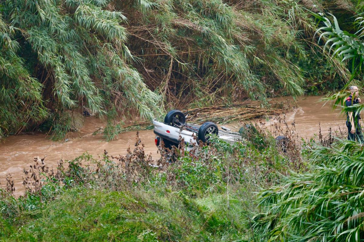 Localitzen un vehicle bolcat al riu Ripoll, a Sabadell