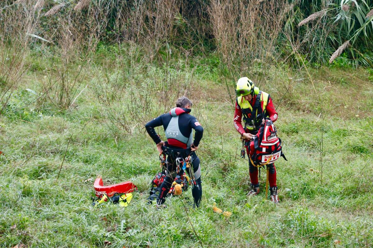 Bombers GRAE durant la intervenció pel cotxe localitzat al riu Ripoll - Juanma Peláez