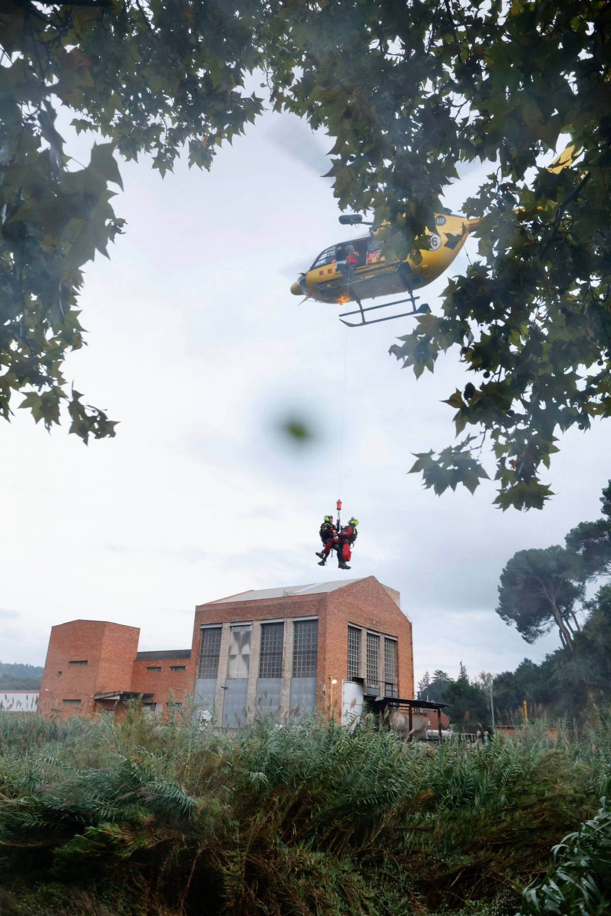 L'helicòpter dels bombers també s'ha desplaçat fins al lloc del succés - Juanma Peláez