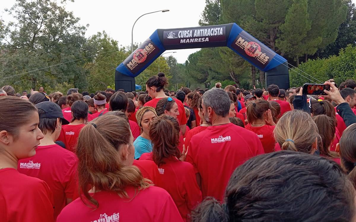 La primera Cursa Antiracista de Manresa omple els carrers amb un clam per la convivència