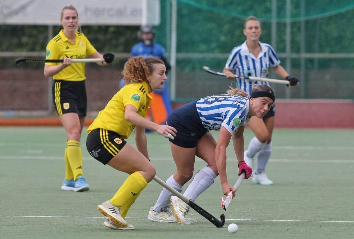 Hanna Badia intenta aturar a la jugadora local Julieta Jankunas - Nebri Aróztegui Hanna Badia intenta aturar a la jugadora local Julieta Jankunas