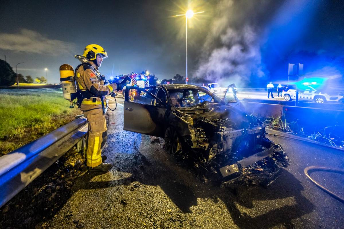 Impactant incendi d’un vehicle a la C-58, a l'entrada de Sabadell