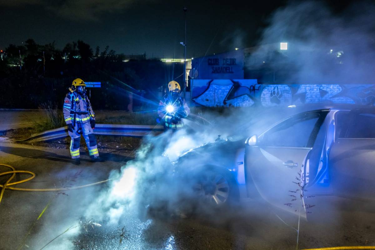 Incendi d`un vehicle a la sortida de l`Aeroport de Sabadell - JUANMA PELÁEZ Incendi d`un vehicle a la sortida de l`Aeroport de Sabadell