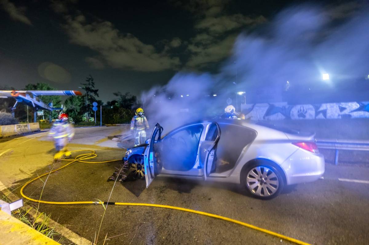 Incendi d`un vehicle a la sortida de l`Aeroport de Sabadell - JUANMA PELÁEZ Incendi d`un vehicle a la sortida de l`Aeroport de Sabadell