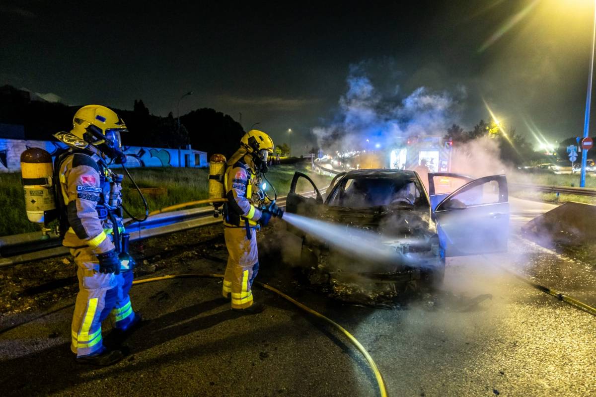 Incendi d`un vehicle a la sortida de l`Aeroport de Sabadell - JUANMA PELÁEZ Incendi d`un vehicle a la sortida de l`Aeroport de Sabadell
