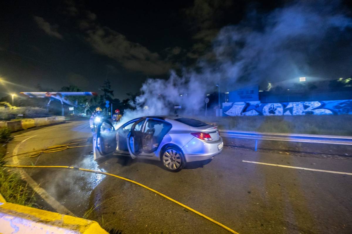 Incendi d`un vehicle a la sortida de l`Aeroport de Sabadell - JUANMA PELÁEZ Incendi d`un vehicle a la sortida de l`Aeroport de Sabadell