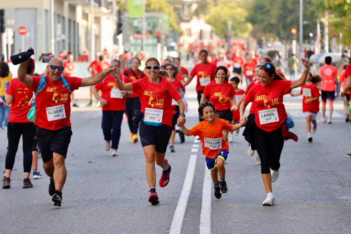 Més de 2000 corredors s’uneixen a Sabadell per plantar cara al càncer
