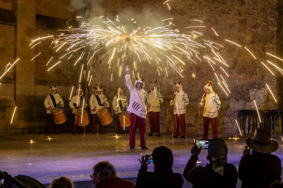 Les Llengües Esmolades omplen Sabadell de foc, glosa i tradició