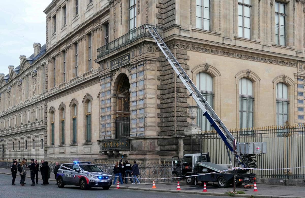 Un robatori al Museu del Louvre obliga a tancar-lo durant tot el dia