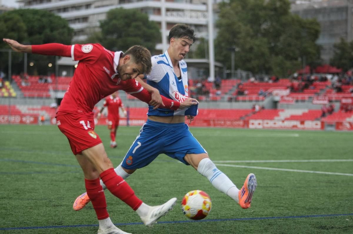 Jaime Barrero fent una centrada davant d`un jugador de l`Espanyol - Nebridi Aróztegui Jaime Barrero fent una centrada davant d`un jugador de l`Espanyol