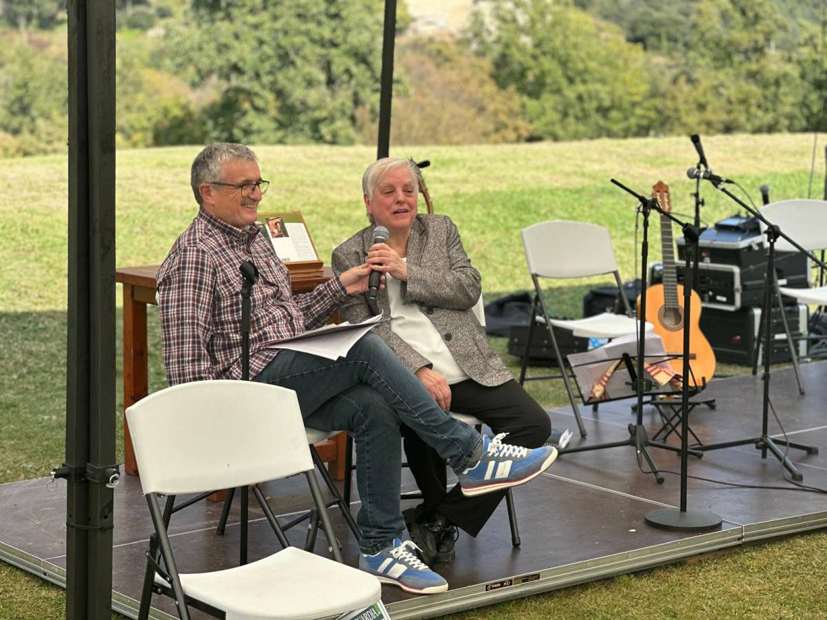 Jordi Vilagut, promotor del llibre, I l`autora, Dolors Pujol, durant la presentació - Jordi Vilagut, promotor del llibre, I l`autora, Dolors Pujol, durant la presentació