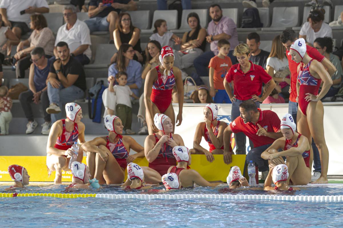 Victòria del CN Terrassa femení a la piscina del Real Canoe