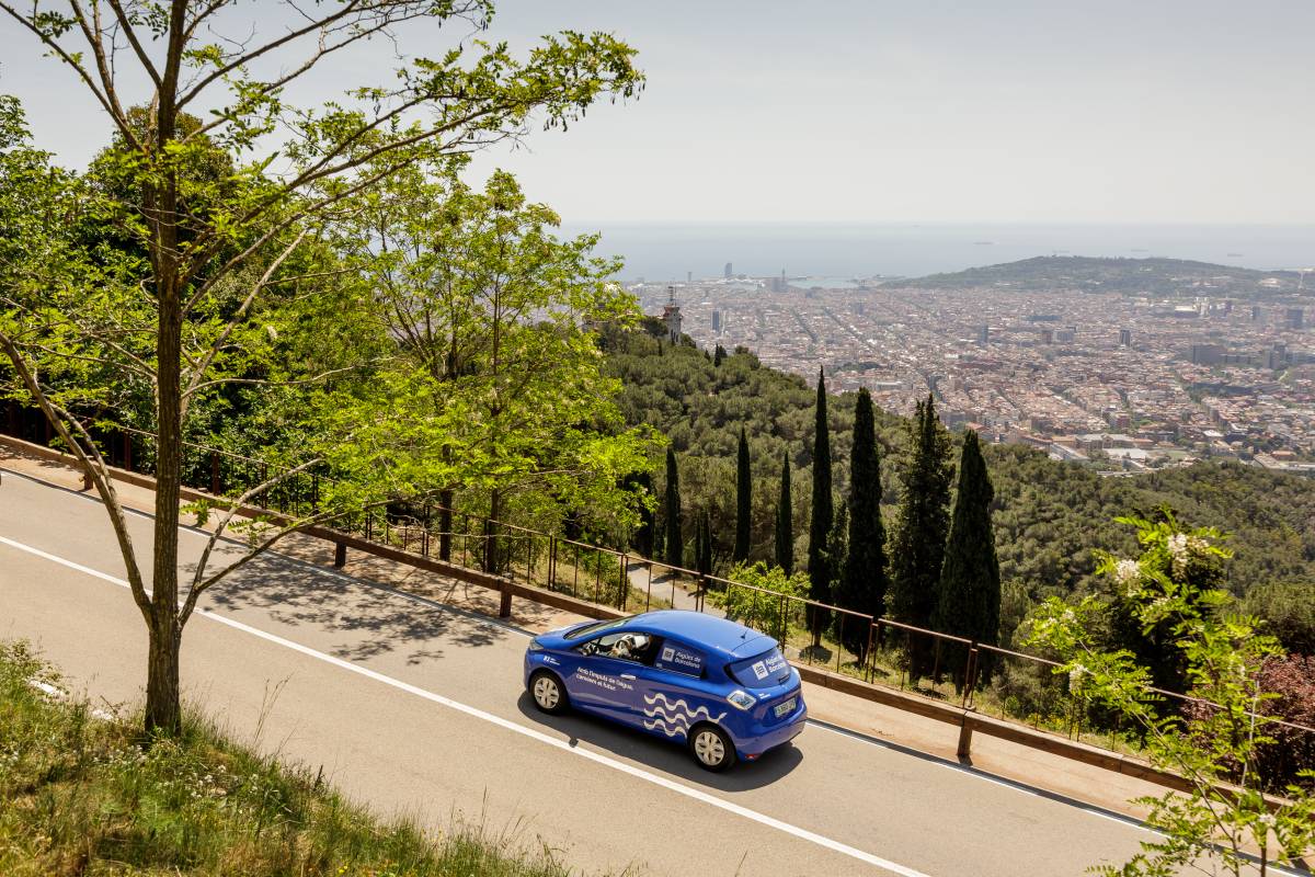 Un dels 180 vehicles elèctrics de la flota d`Aigües de Barcelona - Un dels 180 vehicles elèctrics de la flota d`Aigües de Barcelona