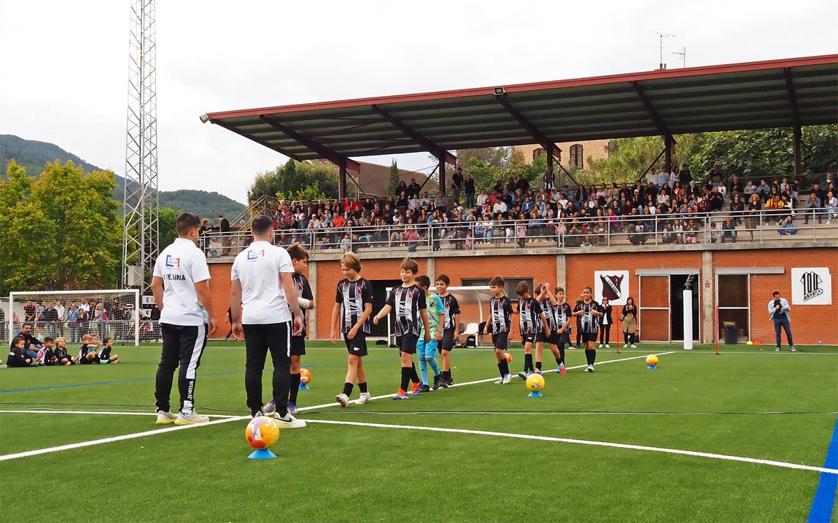 Súria inaugura la nova gespa del camp de futbol de la Riera del Tordell amb una gran festa esportiva