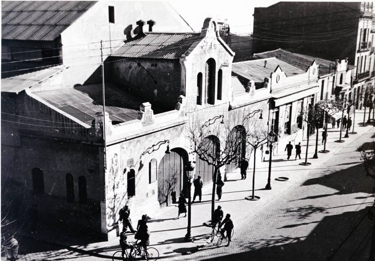 Façana del saló Imperial o cinema Imperial, a la Rambla de Sabadell. Entre 1945 i 1950. Autor: Àngel Casas Sanmartí - AHS Façana del saló Imperial o cinema Imperial, a la Rambla de Sabadell. Entre 1945 i 1950. Autor: Àngel Casas Sanmartí