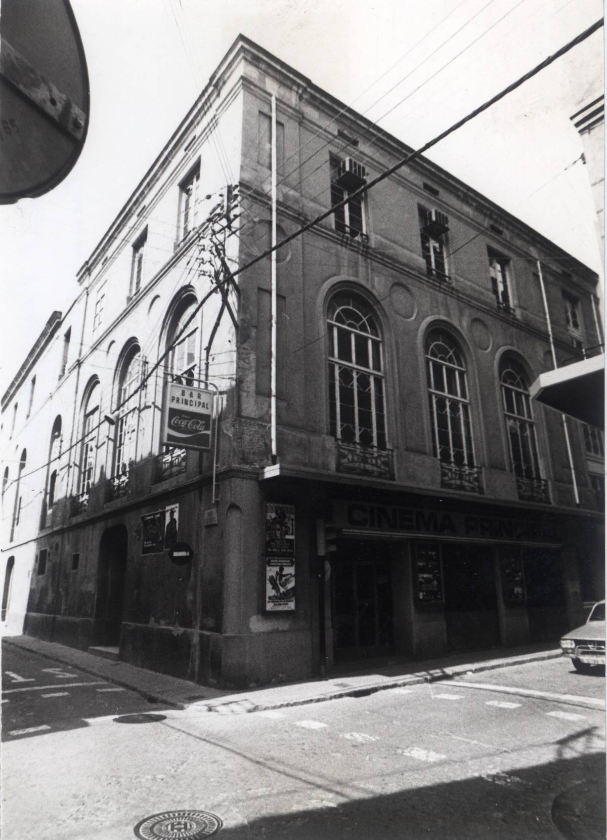 Carrer de Sant Pere cantonada al carrer de Sant Pau. Edifici: Cinema El Principal. Sabadell, 1980. Autor desconegut - AHS Carrer de Sant Pere cantonada al carrer de Sant Pau. Edifici: Cinema El Principal. Sabadell, 1980. Autor desconegut