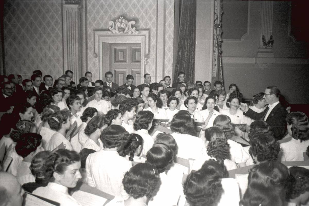 Concert de l`Orfeó Manresà amb la col·laboració de l`Orfeó de Sabadell, al Salócinema Rambla. Sabadell, 1953 - AHS Concert de l`Orfeó Manresà amb la col·laboració de l`Orfeó de Sabadell, al Salócinema Rambla. Sabadell, 1953