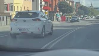 VÍDEO | Graven un cotxe circulant contra direcció a la Gran Via de Sabadell