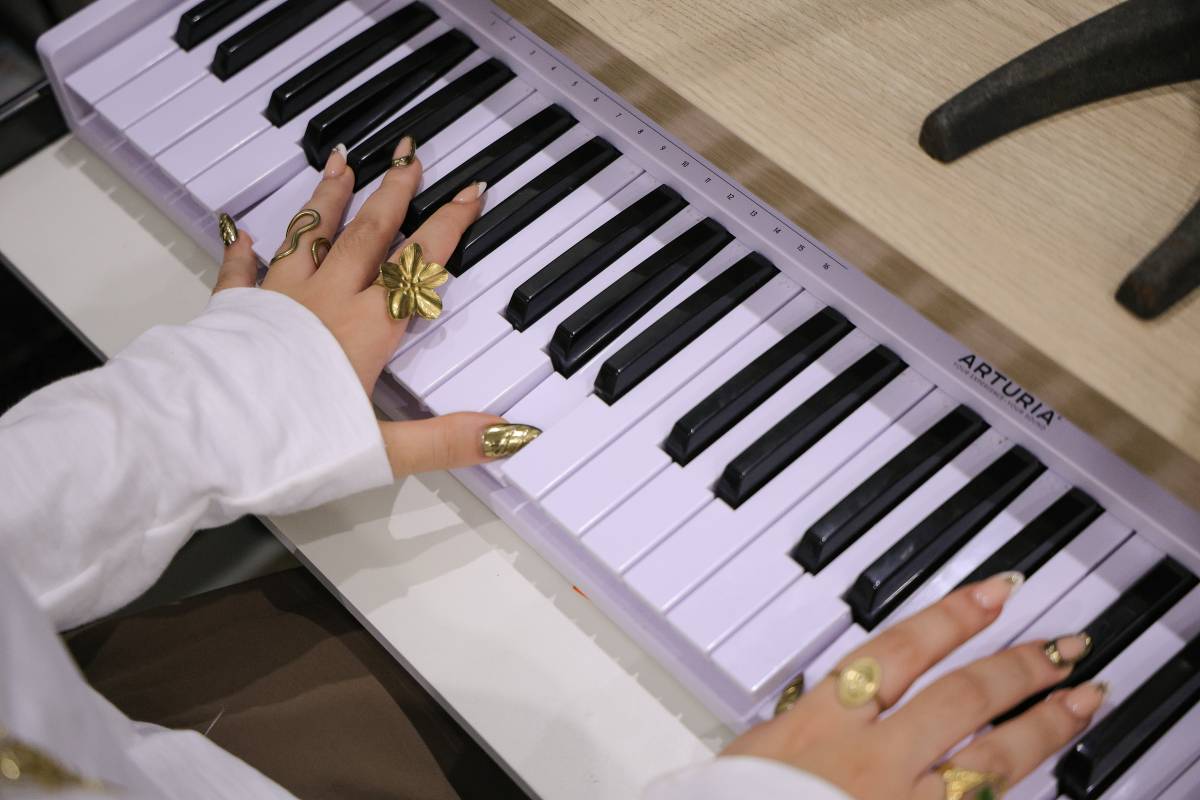 VITA a l`estudi tocant el piano - Victor Castillo VITA a l`estudi tocant el piano