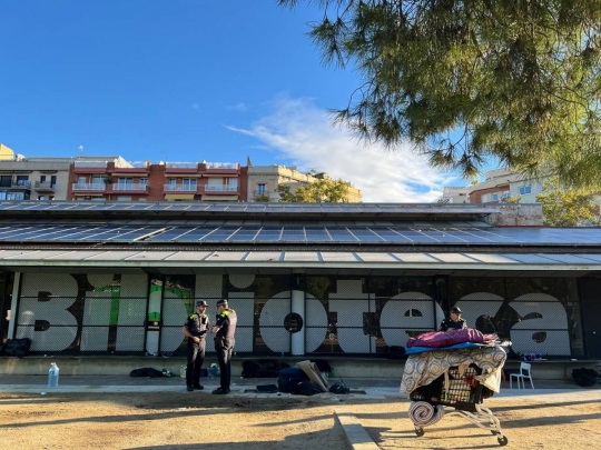 Desallotgen l'assentament amb desenes de persones sense llar al Parc de Joan Miró de Barcelona