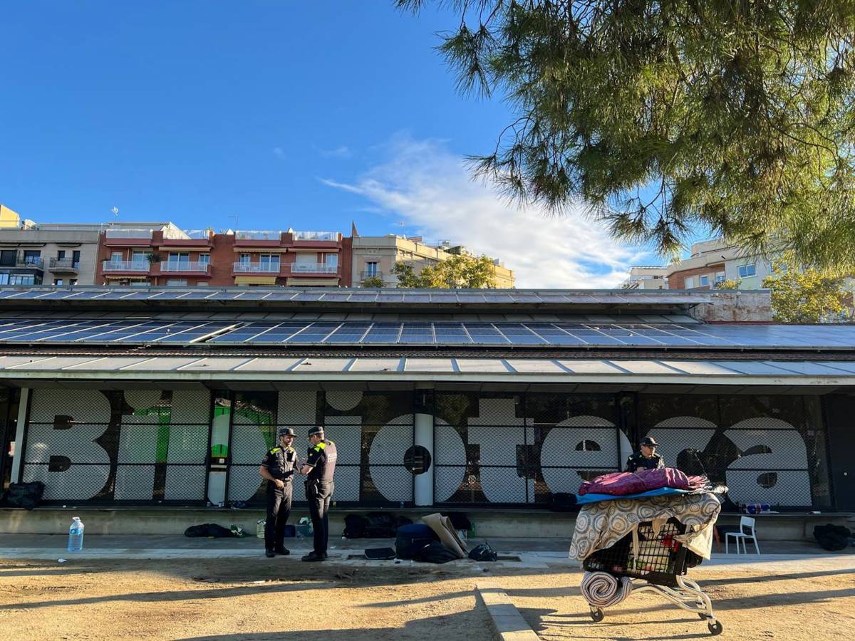 Desallotgen l'assentament amb desenes de persones sense llar al Parc de Joan Miró de Barcelona