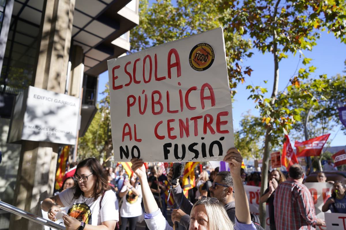 Manifestació a Sabadell per la fusió de dues escoles a Ripollet - David Chao Manifestació a Sabadell per la fusió de dues escoles a Ripollet