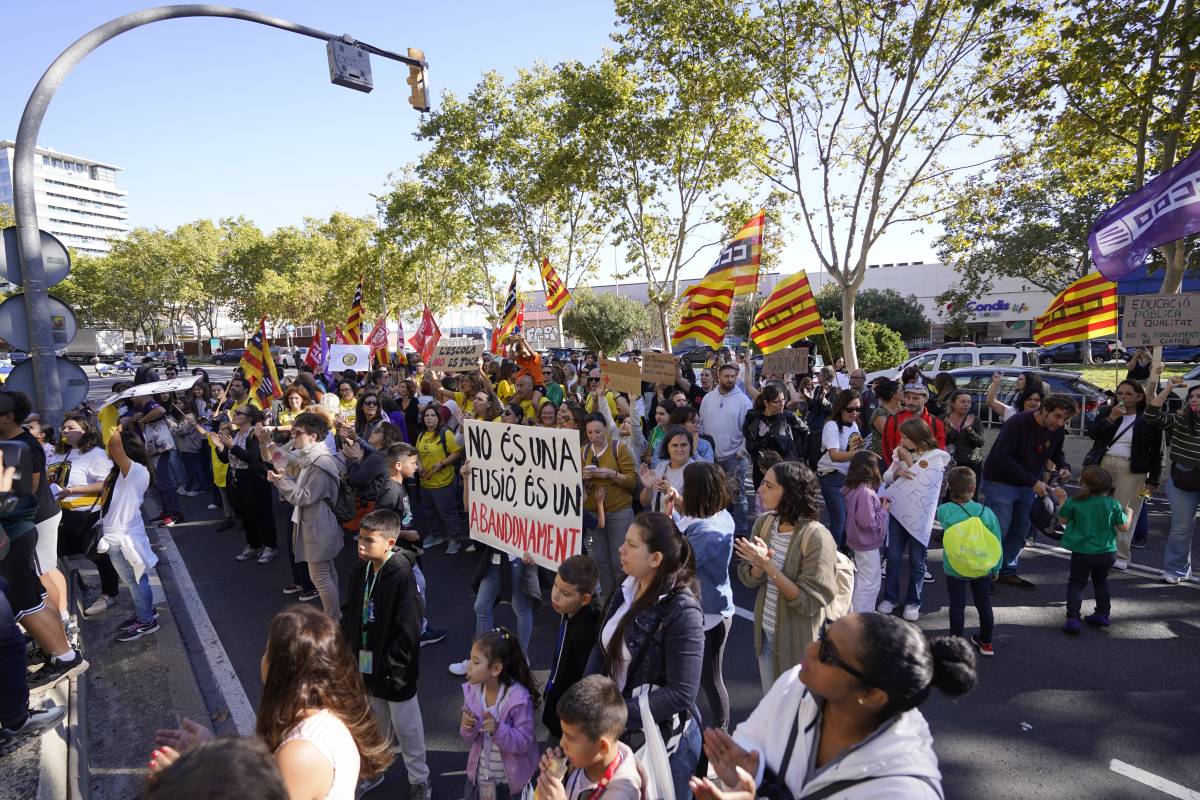 Manifestació a Sabadell per la fusió de dues escoles a Ripollet - David Chao Manifestació a Sabadell per la fusió de dues escoles a Ripollet