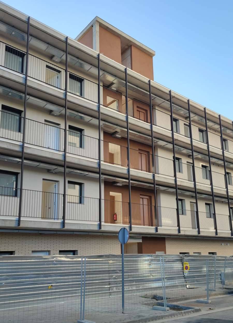 Recta final de les obres del segon edifici de pisos protegits a Mas Rampinyo