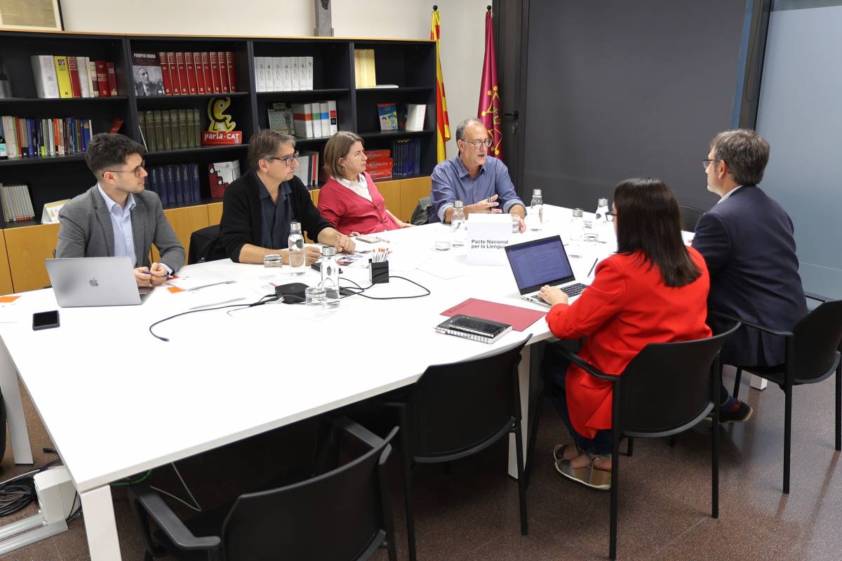 Òmnium posa deures al Govern: garantir el català a la feina i eliminar l'espera per aprendre'l