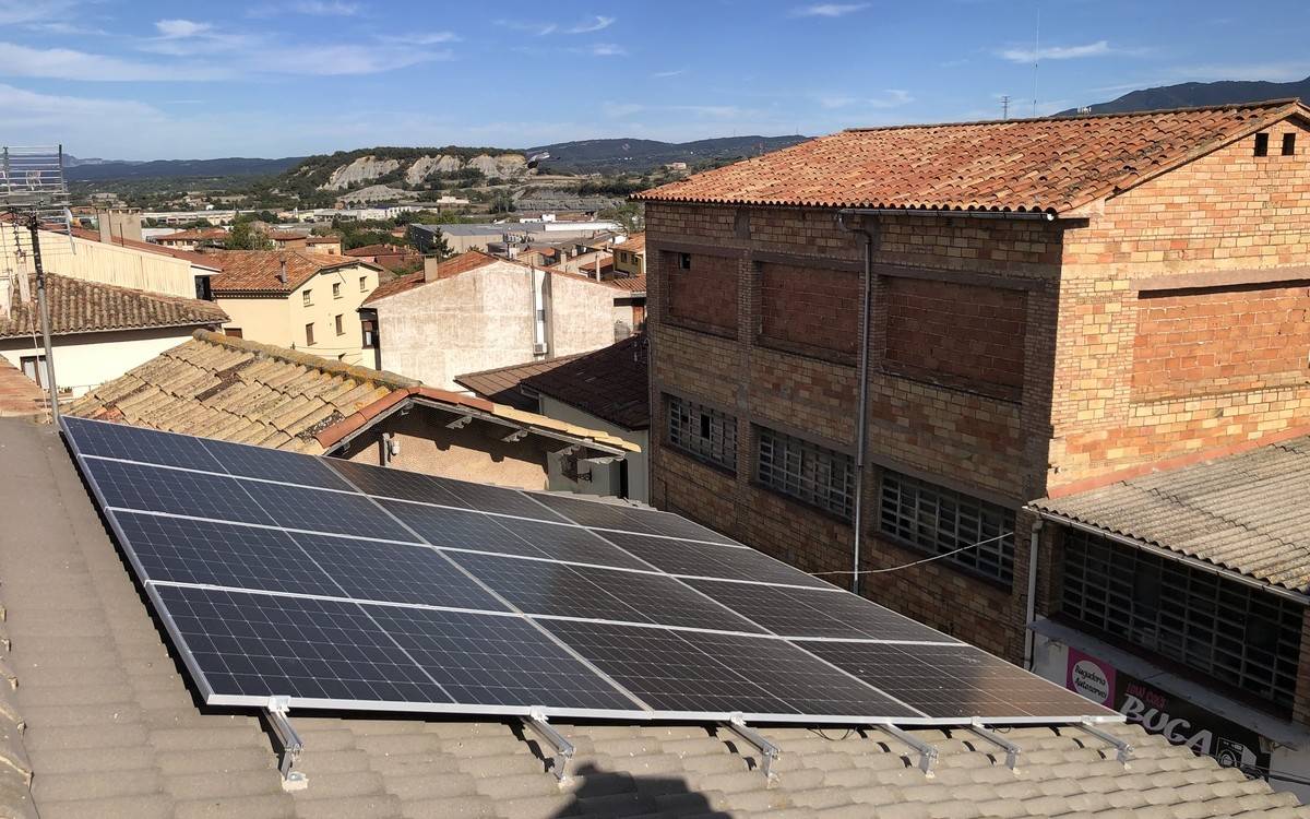 Dos anys i mig, l’espera mitjana pels ajuts a la instal·lació de plaques solars a casa