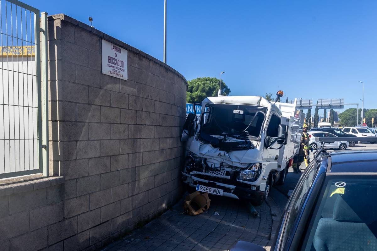 FOTOS | Diversos vehicles implicats en un accident de trànsit a l'entrada de Sabadell