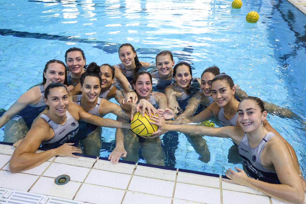 El renovat Astralpool CN Sabadell escalfa motors abans de l'estrena a la Champions
