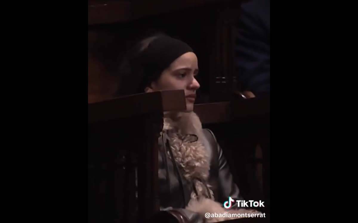 Rosalía, amb llàgrimes als ulls escoltant el «Virolai» interpretat per l'Escolania de Montserrat