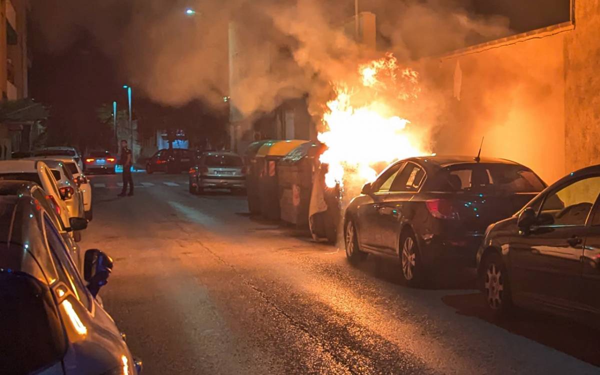 FOTOS | Un cotxe, afectat per la radiació provocada per un contenidor en flames